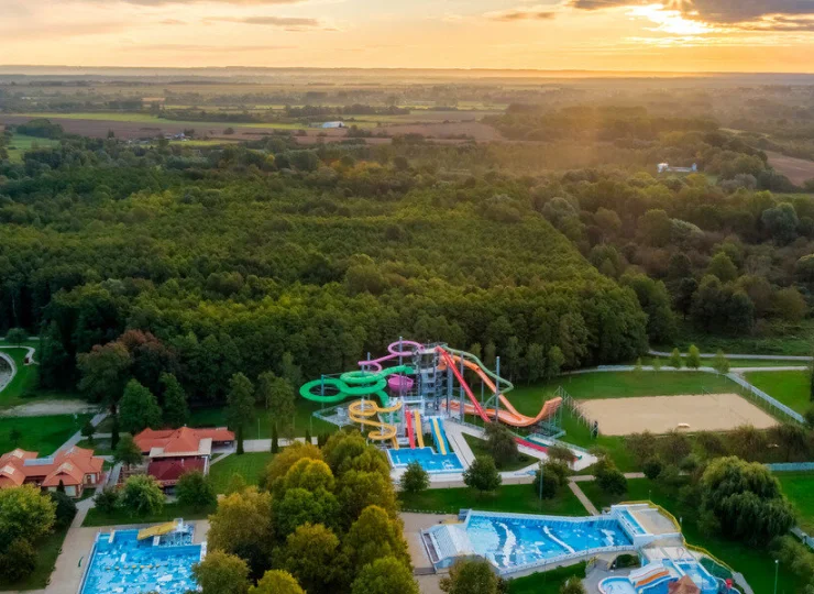 Zalakaros jest malowniczo otoczone przez wzgórza porośnięte winoroślą