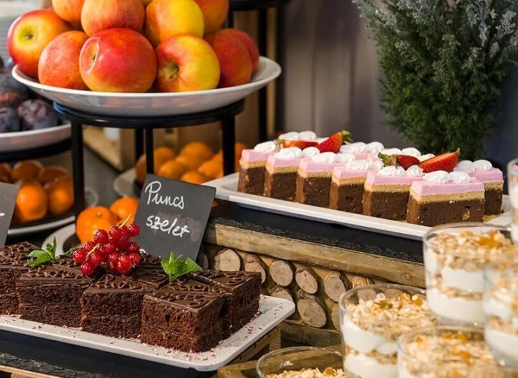 W bufetach nie brakuje deserów i świeżych owoców