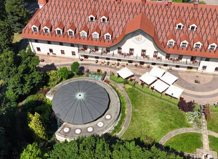 Hotel powstał w zacisznym miejscu i w zabytkowym budynku