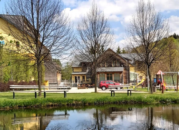 Staw sąsiaduje z hotelowymi budynkami