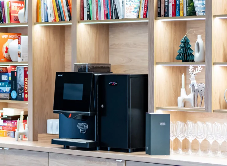 Jest też biblioteczka z grami planszowymi i ekspresem do kawy