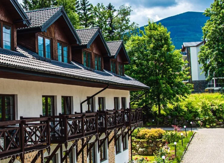 Architektura obiektu nawiązuje do lokalnych tradycji