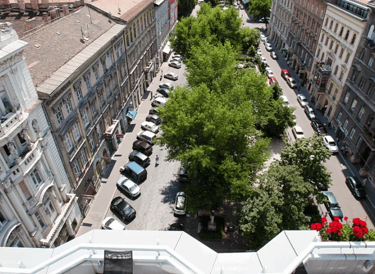 Hotel jest położony w zabytkowej dzielnicy Terézváros