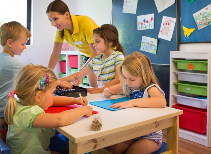 Latem dzieci mogą uczestniczyć w animacjach, grach, zabawach w klubie dla dzieci