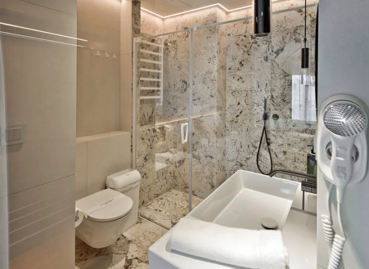 W łazienkach zamontowano prysznice typu walk-in