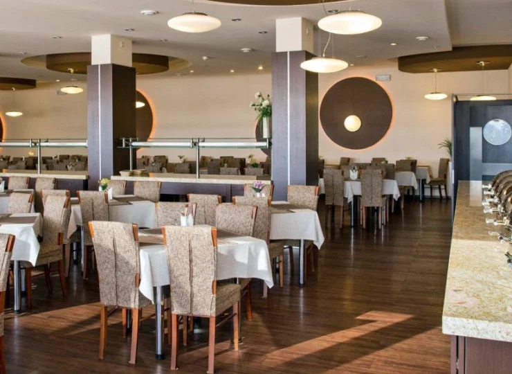 Są tutaj podawane bufetowe śniadania i obiadokolacje