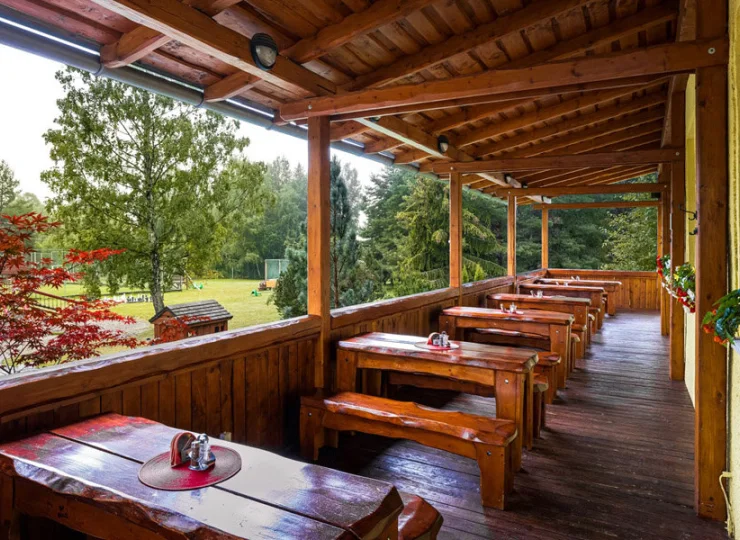 Latem jest dostępny taras otoczony naturą