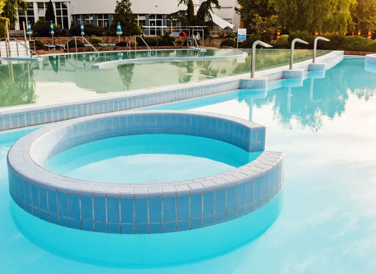 Sześć różnorodnych basenów zewnętrznych zapewnia wiele miejsc do wypoczynku