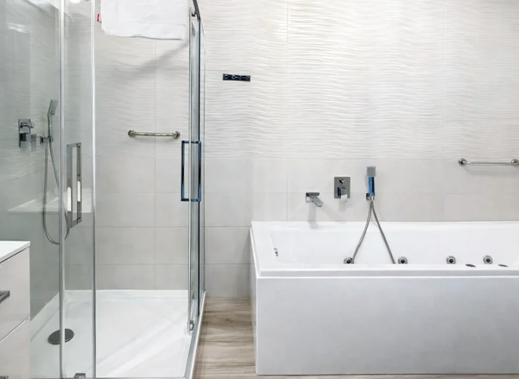 W łazienkach pokoi Lux i Studio są wanny