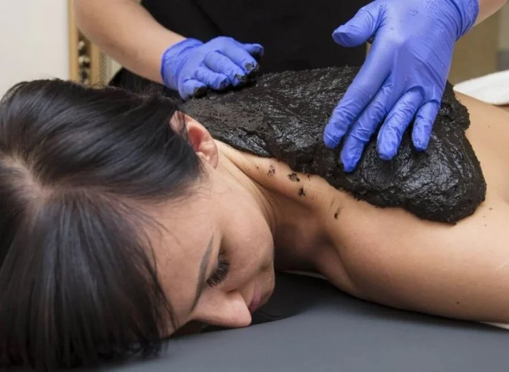 Na przykład kąpiele i okłady borowinowe