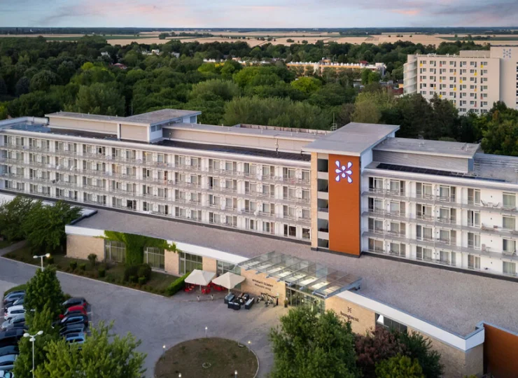 Hotel składa się z dwóch skrzydeł, między którymi jest park