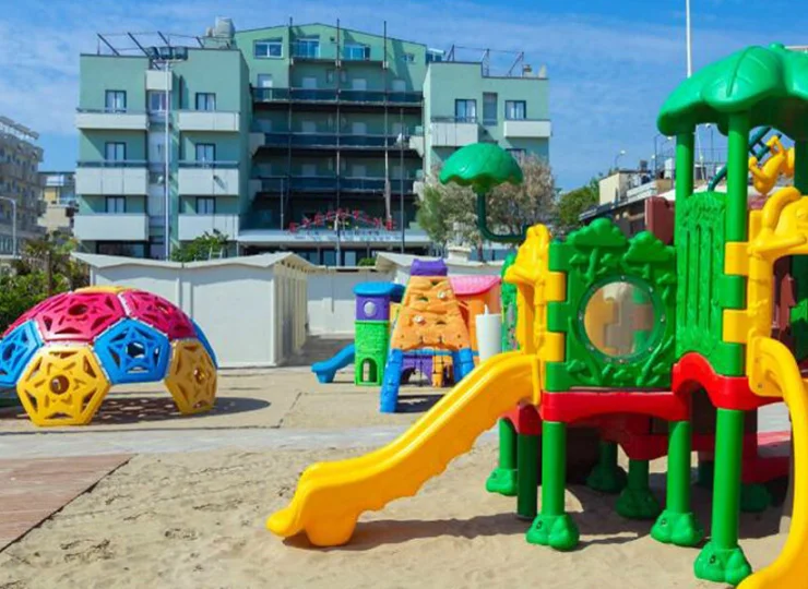 Wprost przy hotelu znajduje się kolorowy plac zabaw dla dzieci