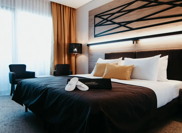 Wygodne wnętrza wyposażono m.in. w ekspres do kawy, minibar, szlafroki, sejf
