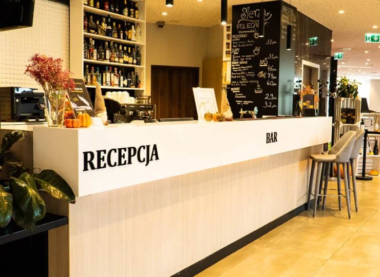 Recepcja hotelu służy pomocą przez całą dobę