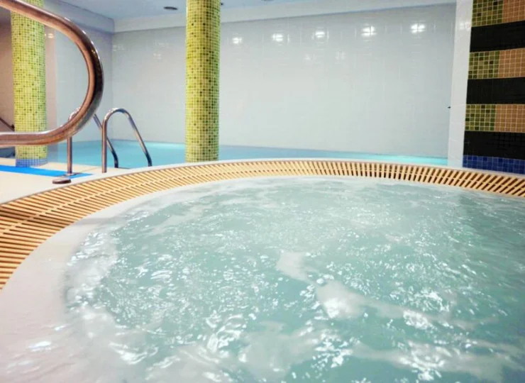 Goście mogą korzystać z wewnętrznego basenu i jacuzzi