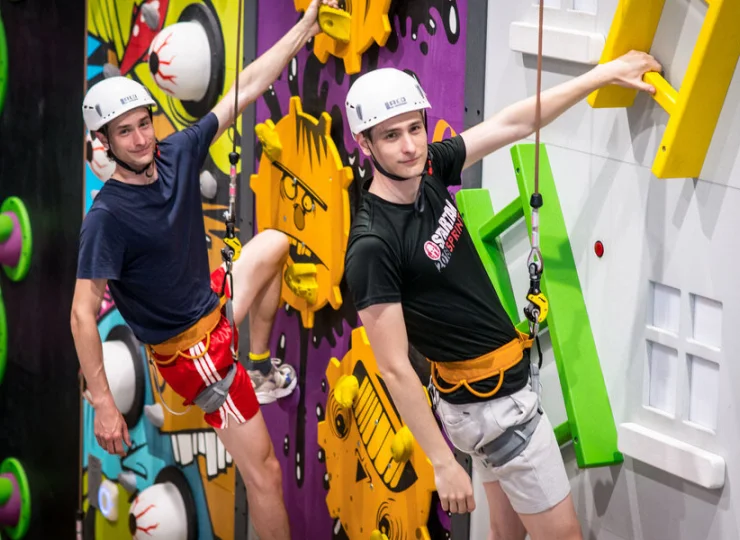 Są tu m.in. ścianki wspinaczkowe