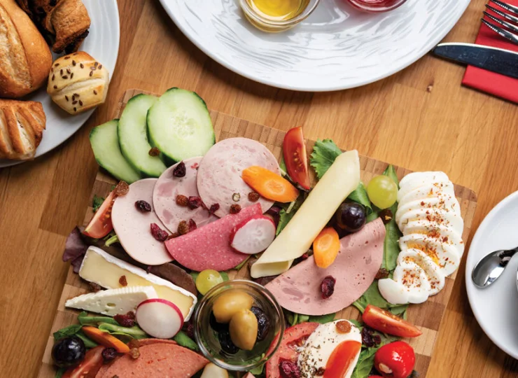 Śniadanie jest urozmaicone i pożywne