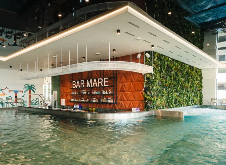 W basenie rekreacyjnym z hydromasażami jest pool bar