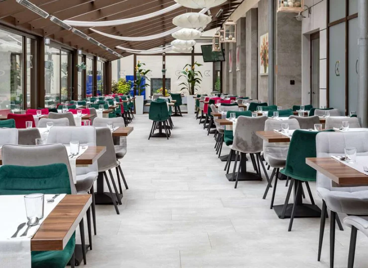 Hotelowa restauracja oferuje dania kuchni polskiej i międzynarodowej