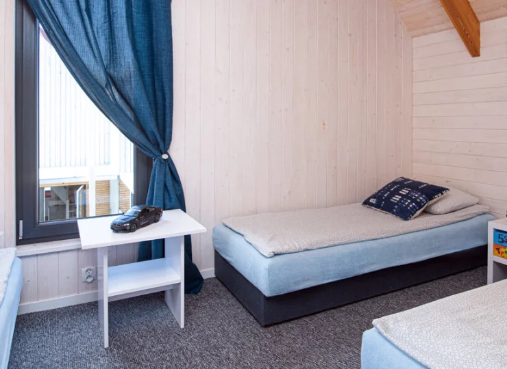 W jednej sypialni jest podwójne łóżko, a w drugiej - 3 pojedyncze łóżka