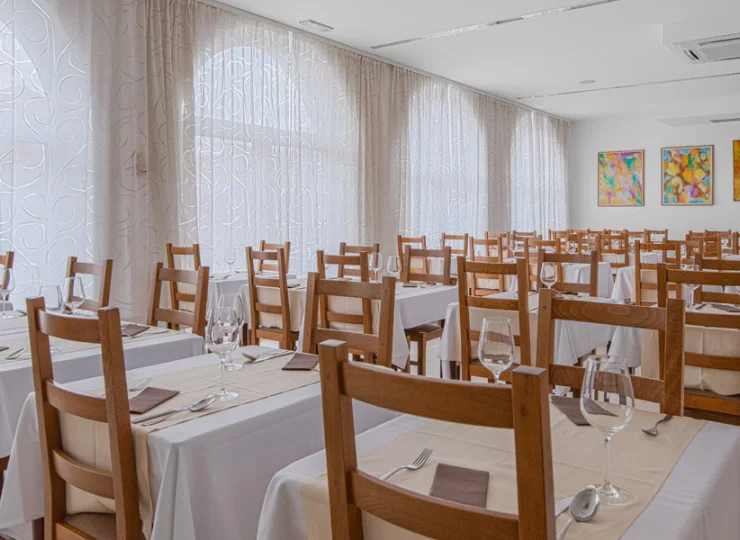 W hotelowej restauracji śniadania i obiadokolacje mają formę bufetu