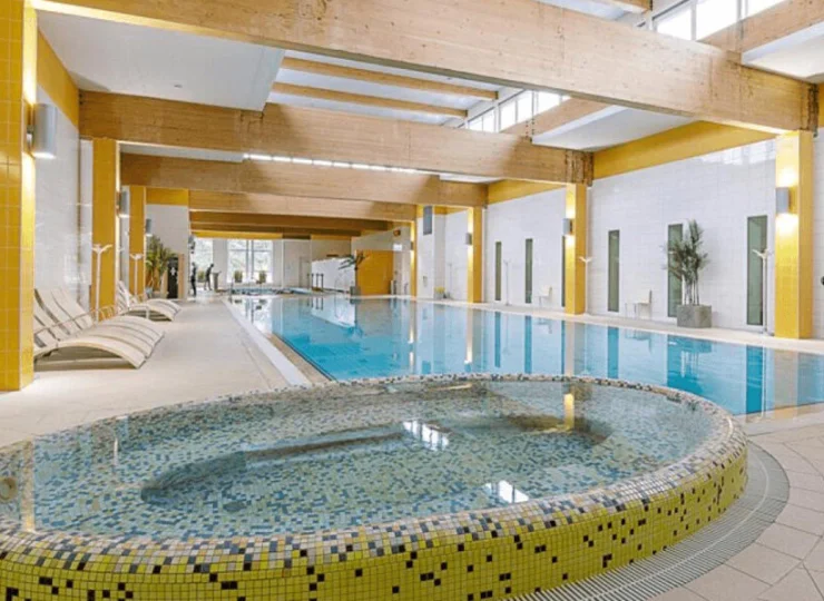 Przy dwóch basenach jest także jacuzzi