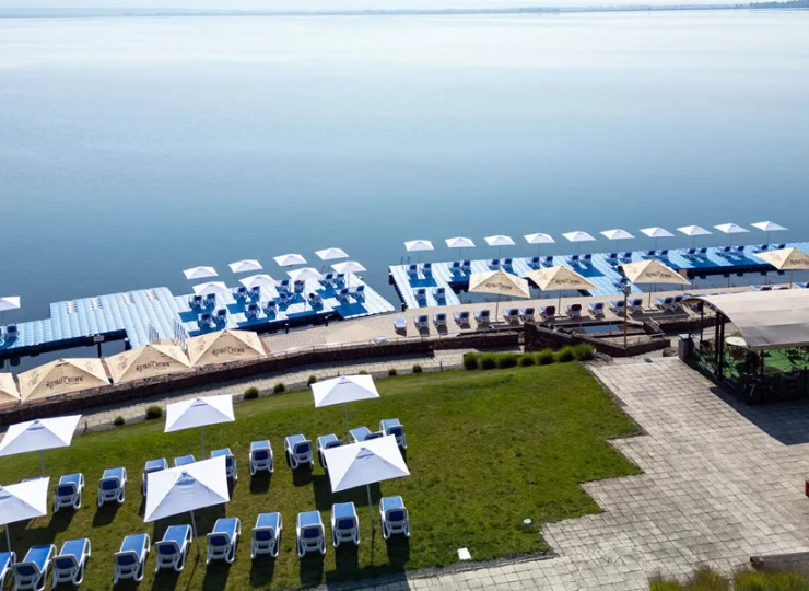 To wypoczynek z widokiem na jezioro i góry