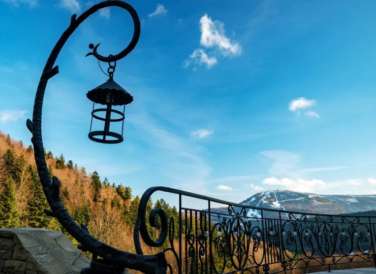 Latem jest stąd blisko na szlaki, zimą można pojeździć na nartach