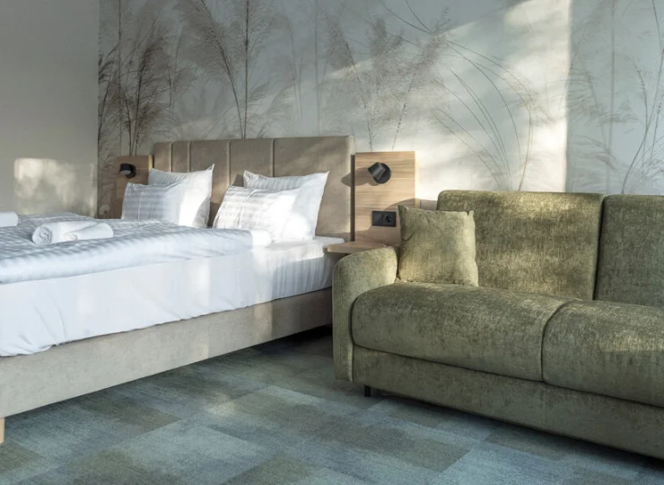 W pokoju rodzinnym jest miejsce na dostawkę albo na rozkładaną sofę dla 2 dzieci