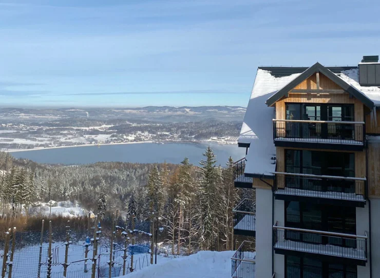 Ze wzgórza Kazalnica roztacza się widok na pasmo Karkonoszy i zalew Sosnówka