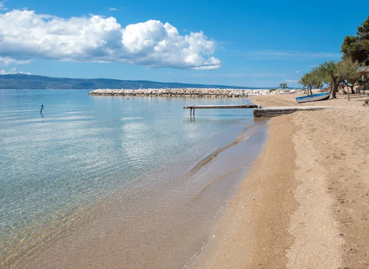 Piaszczysta plaża ma około sześciu kilometrów długości