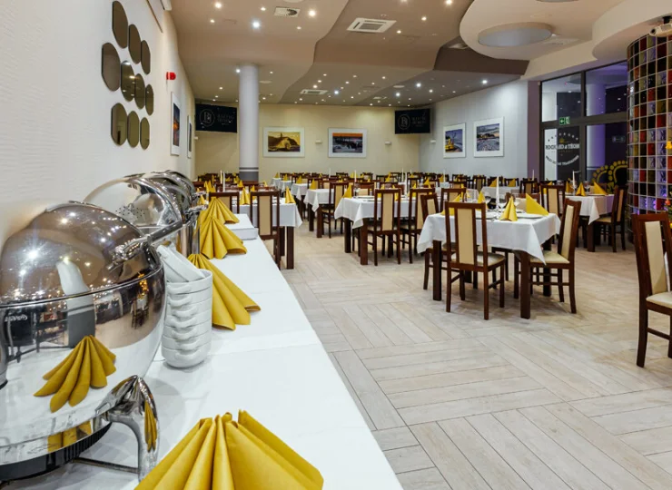 Śniadania i obiadokolacje są podawane w restauracji w formie bufetu