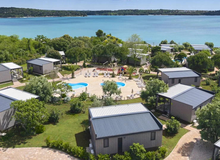 Kompleks jest malowniczo położony nad spokojną zatoką