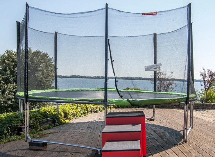 Trampolina z widokiem na jezioro