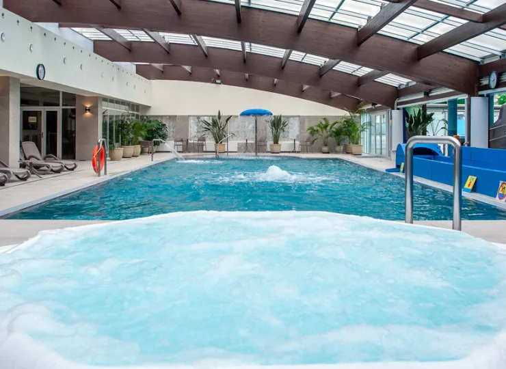 Obok rekreacyjnego basenu mieści się jacuzzi