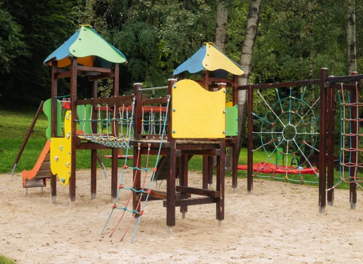 Plac zabaw jest otulony beskidzkim lasem