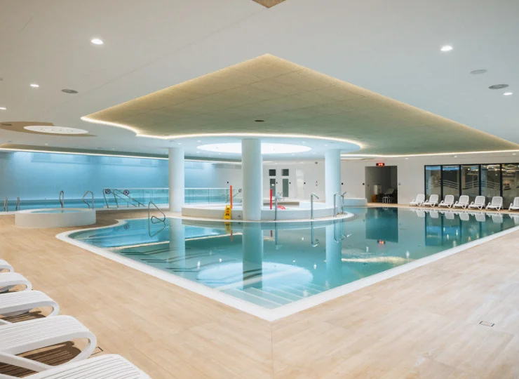 Nad basenem rozłożono leżaki