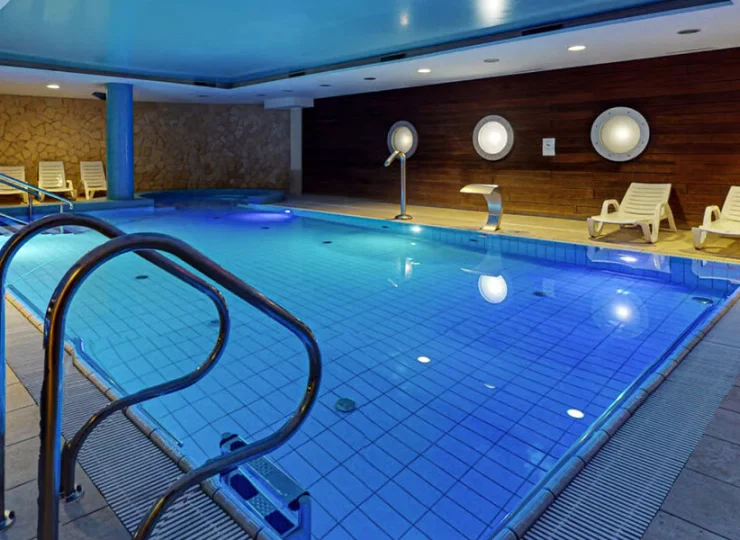 Basen posiada atrakcje wodne w postaci biczów wodnych, wodospadu, jacuzzi