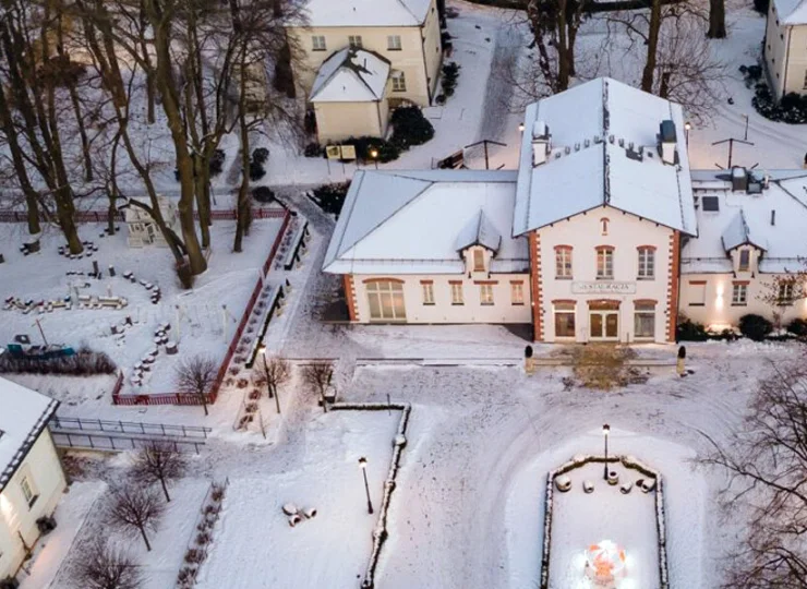 Pałac Mała Wieś jest położony pod Warszawą, składa się z 6 budynków noclegowych