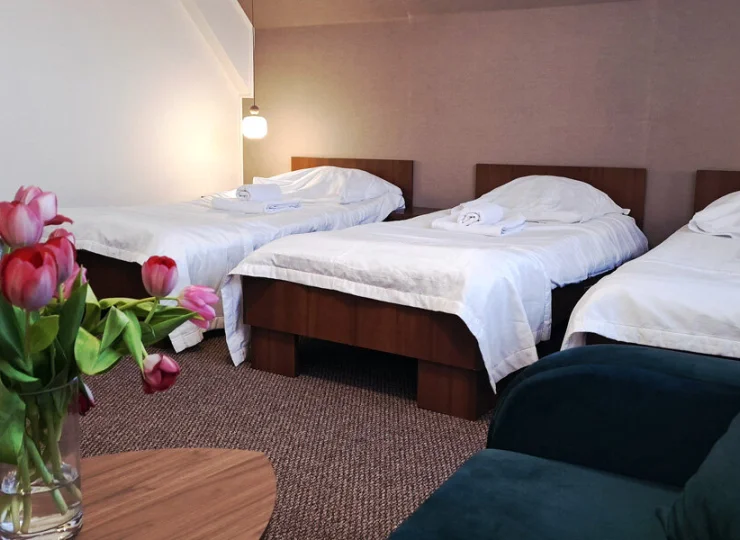 Pokój 3-osobowy ma 3 odrębne łóżka