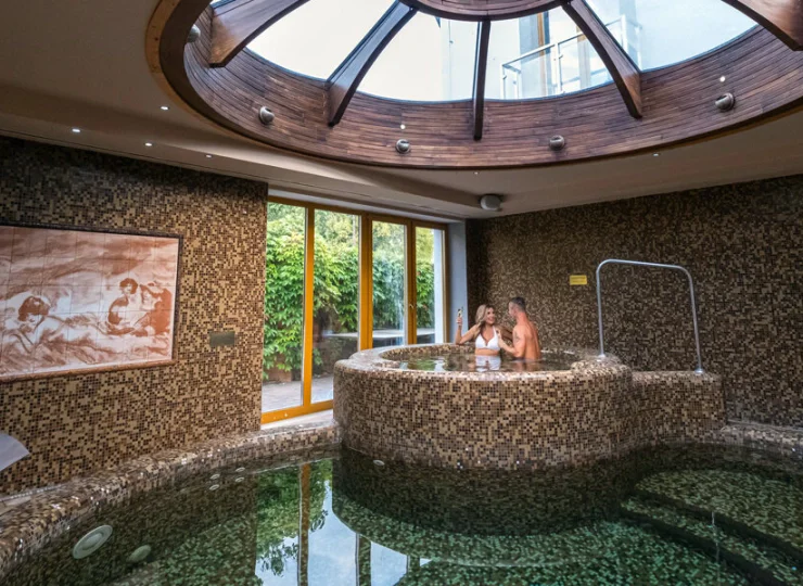 Hotel posiada kameralną strefę wellness z krytym basenem rekreacyjnym