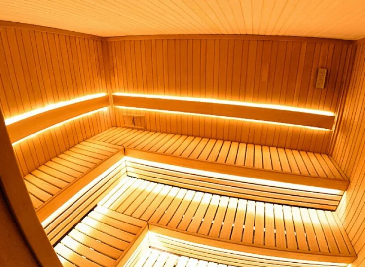 Można tutaj skorzystać z dwóch rodzajów saun: suchej i parowej
