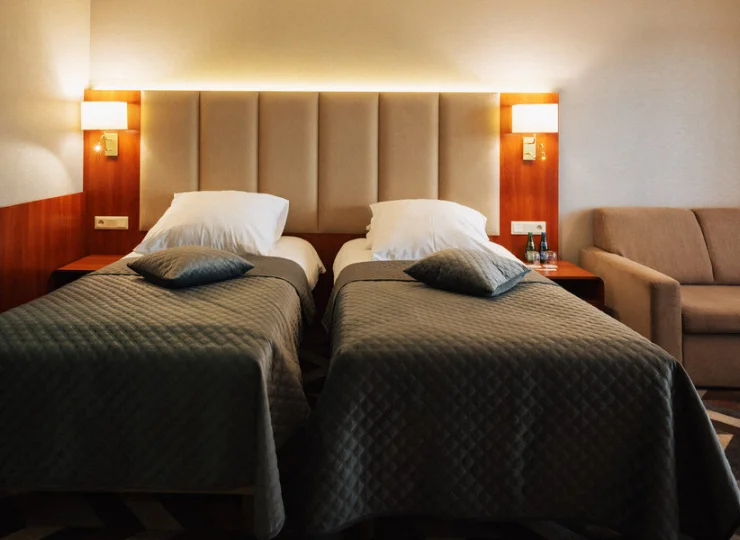 Wnętrza urządzono w klasycznym stylu hotelowym (zdj. pokój Comfort)