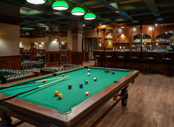 Dla dorosłych przygotowano drink bar z salą do gry w bilard