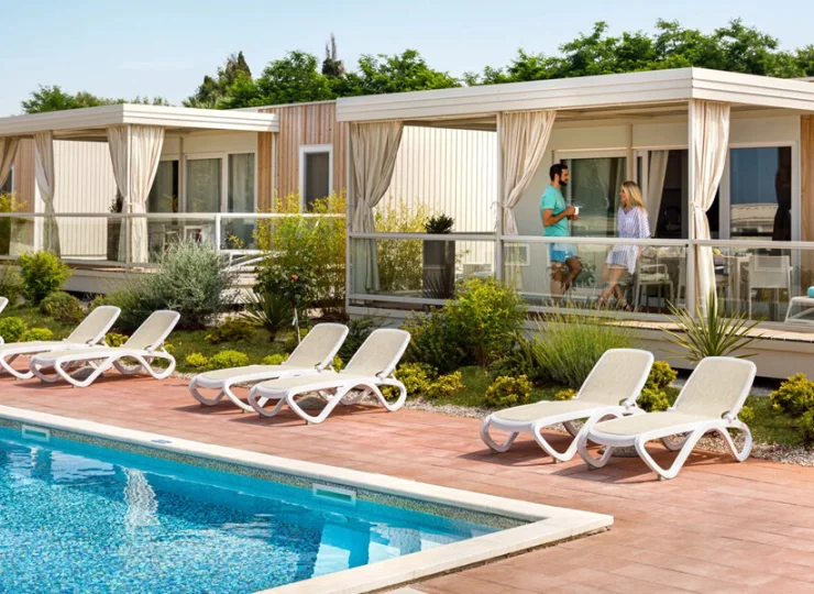 Amber Sea Luxury Pool View znajduje się wprost przy basenie