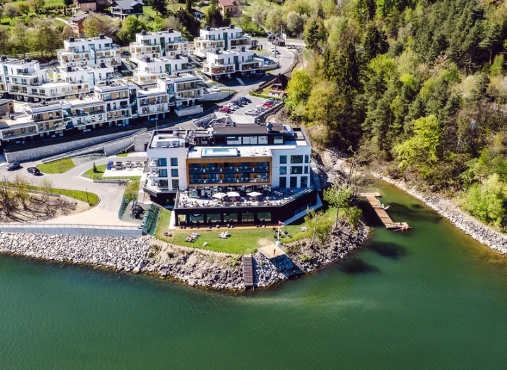 Resort wyrasta wprost nad taflą wody