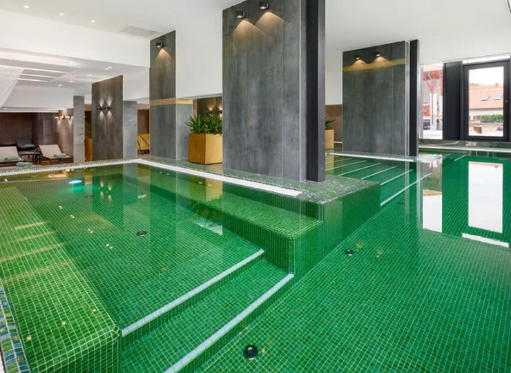 Hotel Mercure w Tokaju ma basen wewnętrzny i zewnętrzny