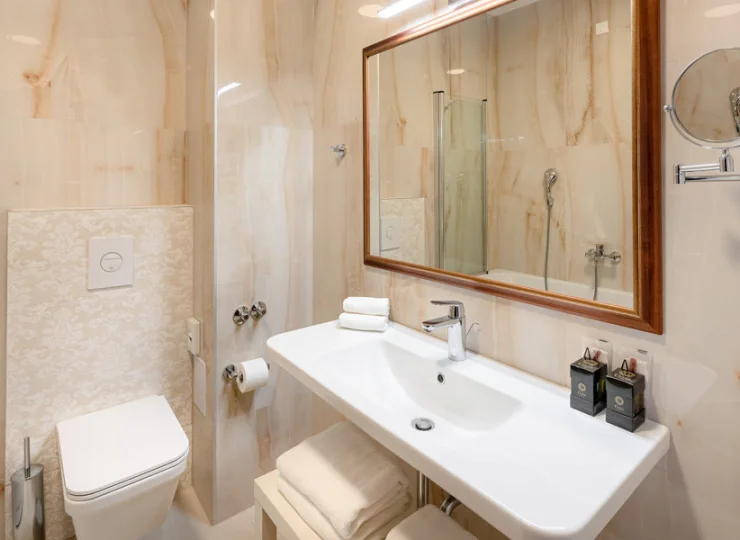 W łazience zadbano także o suszarkę do włosów i lusterko do makijażu