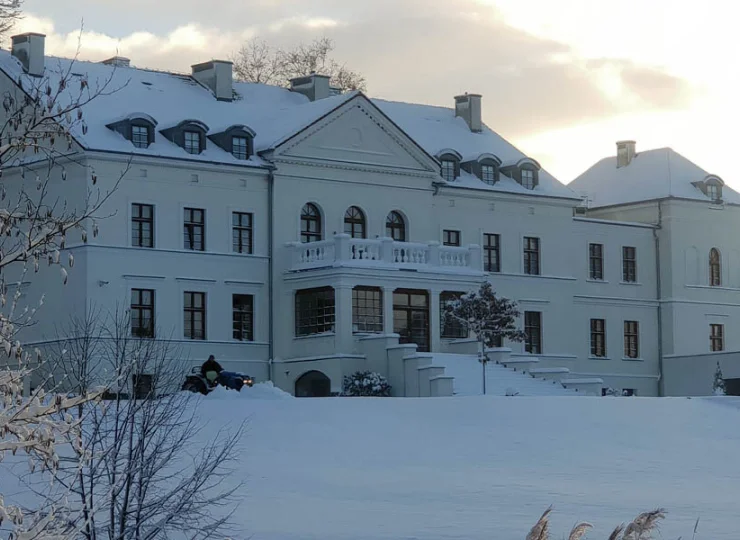 Sercem kompleksu wciąż jest zabytkowy pałac