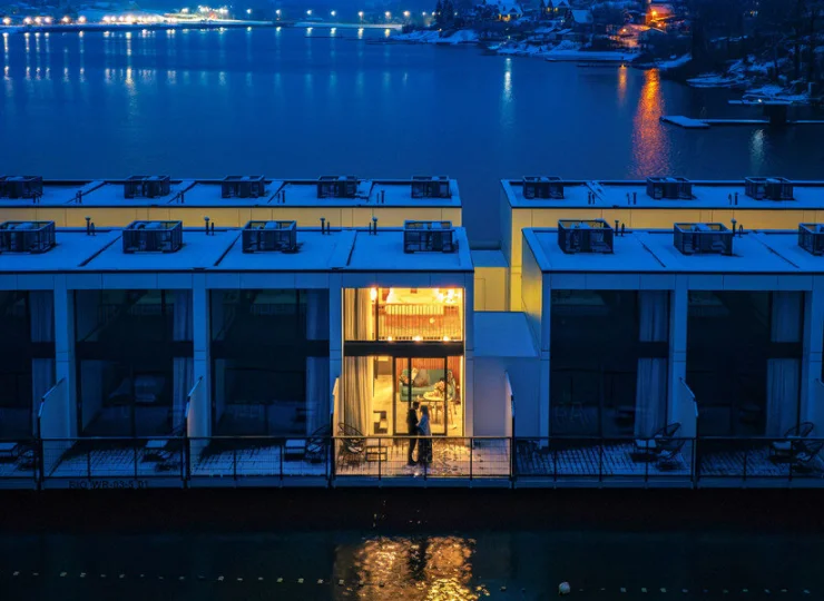 Pokoje deluxe znajdują się bezpośrednio na wodzie